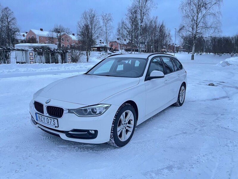 Vit Begagnad 2013 BMW 318 Sport Line Kombi | 129 900 kr (Lite dyr) - Bild 1/4
