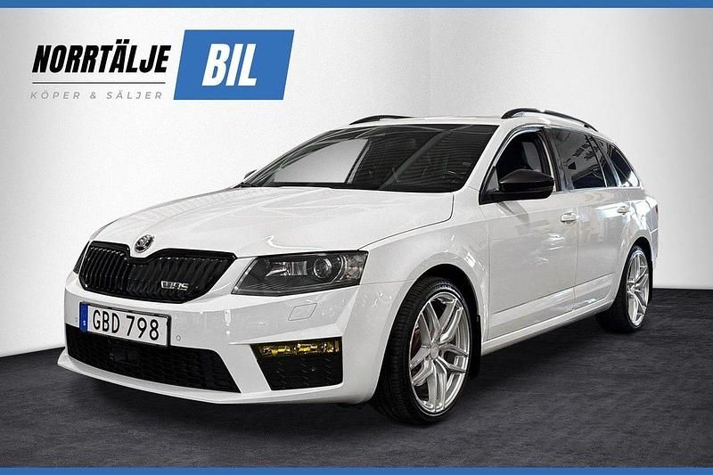 Vit Begagnad 2016 Skoda Octavia RS Kombi | 164 900 kr (Marknadspris) - Bild 1/3
