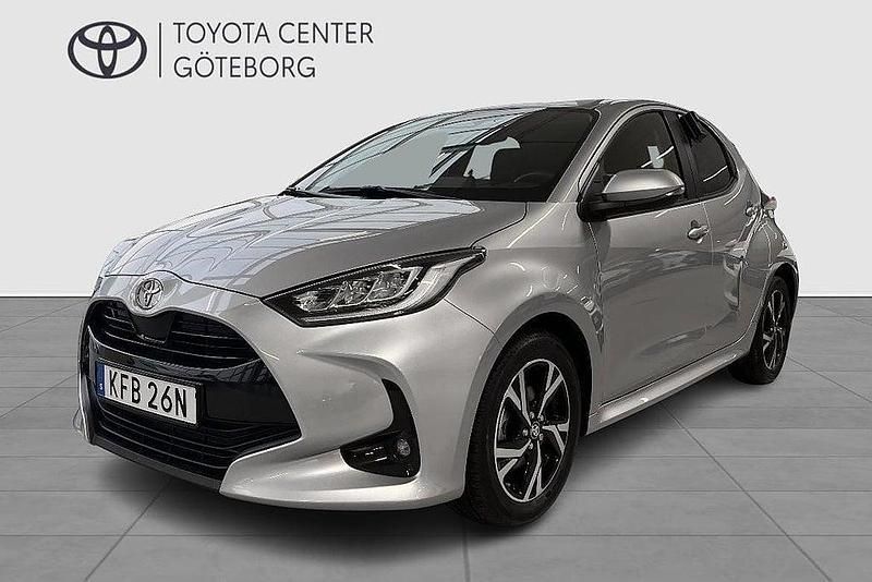 Silver Begagnad 2024 Toyota Yaris Hybrid Active Halvkombi | 259 900 kr (Lite dyr) - Bild 1/3