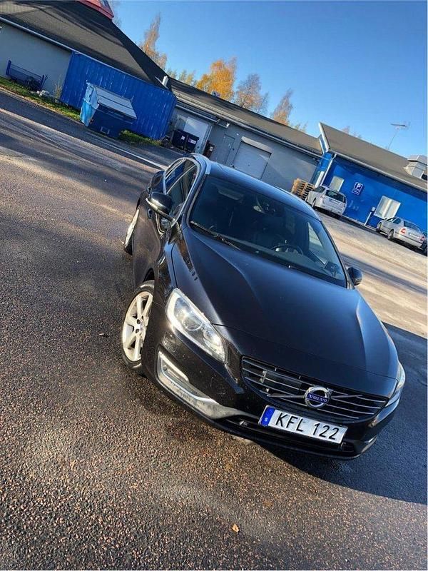 Svart Begagnad 2016 Volvo V60 Summum Kombi | 184 000 kr (Lite dyr) - Bild 1/4