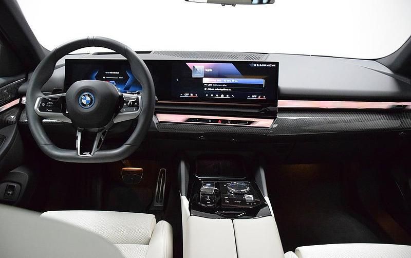 Begagnad BMW i5 M Sport 250 kW (340 HK) 2024 Grön Sedan