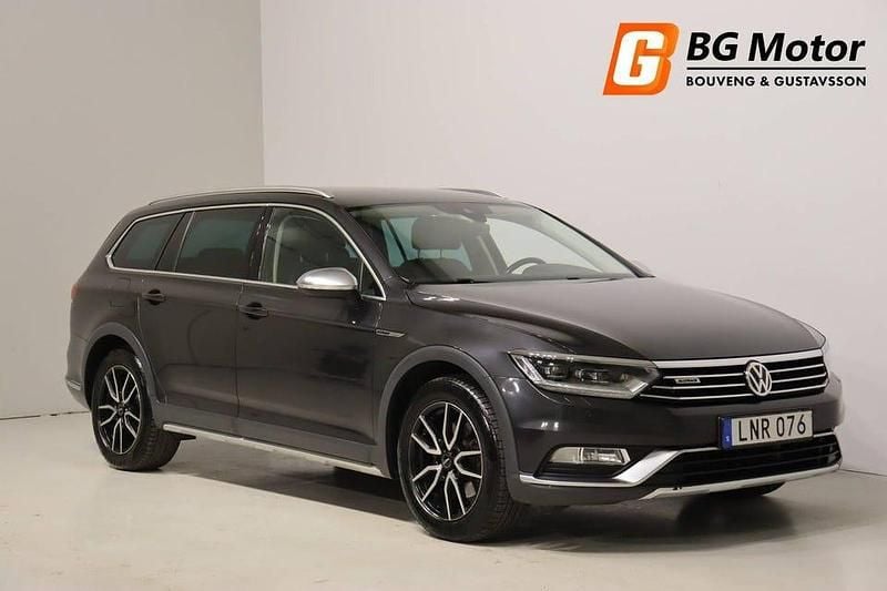 Mörkgrå Begagnad 2018 VW Passat Alltrack Kombi | 179 700 kr (Bra pris) - Bild 1/3