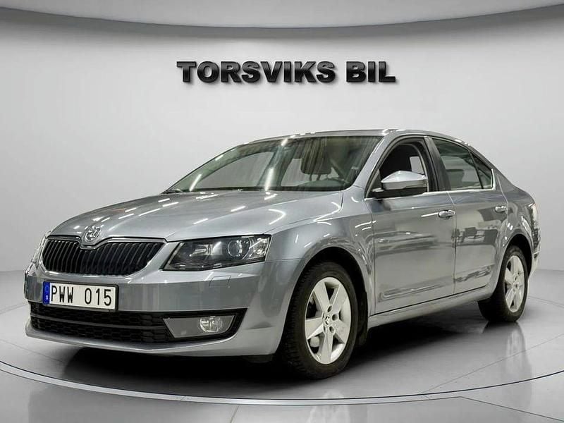 Mörkgrå Begagnad 2013 Skoda Octavia Elegance Halvkombi | 79 900 kr (Marknadspris) - Bild 1/4