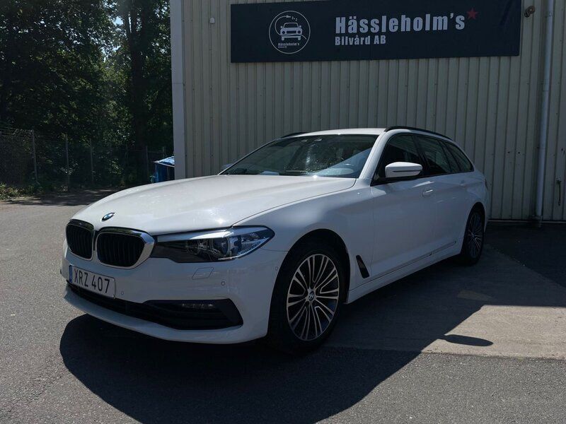 Vit Begagnad 2019 BMW 520 Sport Line Kombi | 255 900 kr (Superpris) - Bild 1/4
