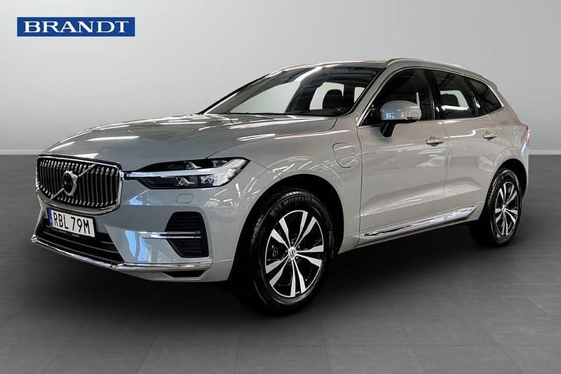 Grå Begagnad 2025 Volvo XC60 Core SUV | 519 900 kr (Marknadspris) - Bild 1/4