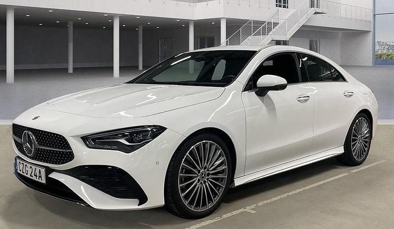 Vit Begagnad 2025 Mercedes CLA200 Advanced Plus Sportkupé | 378 500 kr (Marknadspris) - Bild 1/4