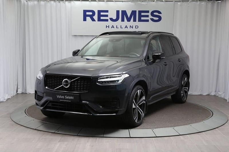 Grå Begagnad 2022 Volvo XC90 Pro SUV | 569 500 kr (Marknadspris) - Bild 1/4