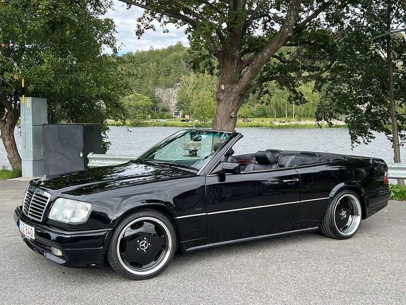 Begagnad Mercedes E300 AMG 220 HK (161 kW) 1993 Svart Cab