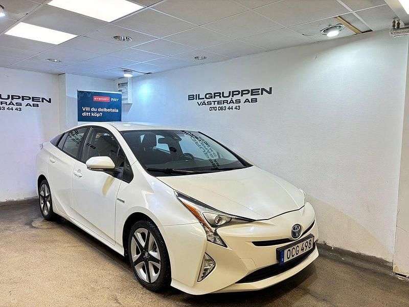 Vit Begagnad 2016 Toyota Prius Halvkombi | 119 900 kr (Marknadspris) - Bild 1/4