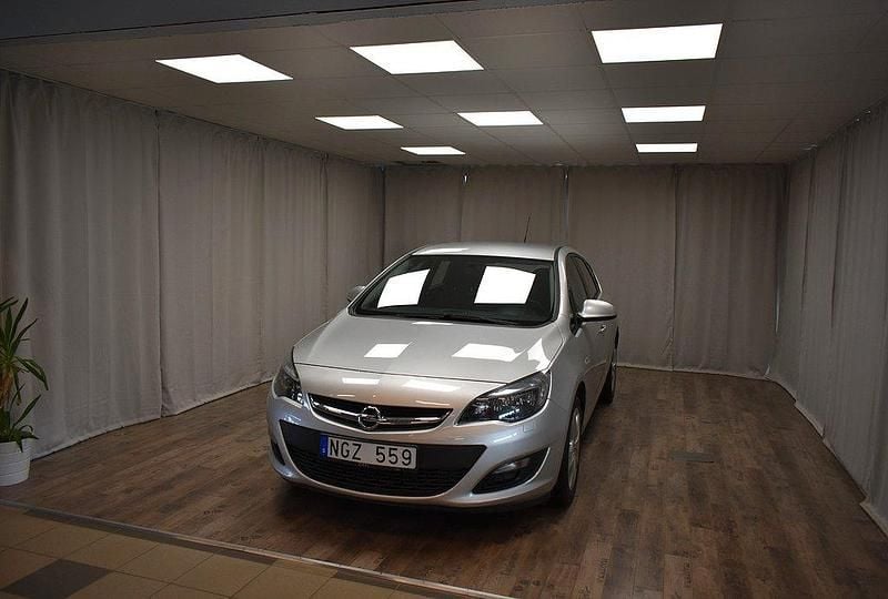 Grå Begagnad 2013 Opel Astra Halvkombi | 89 900 kr (Marknadspris) - Bild 1/3