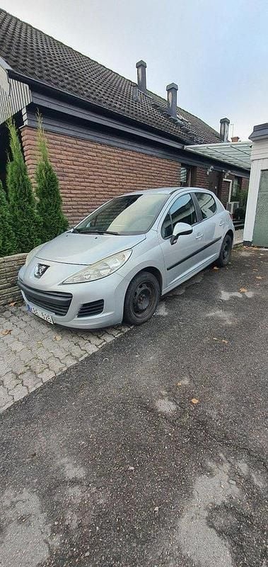 Grå Begagnad 2009 Peugeot 207 Halvkombi | 28 500 kr (Marknadspris) - Bild 1/4