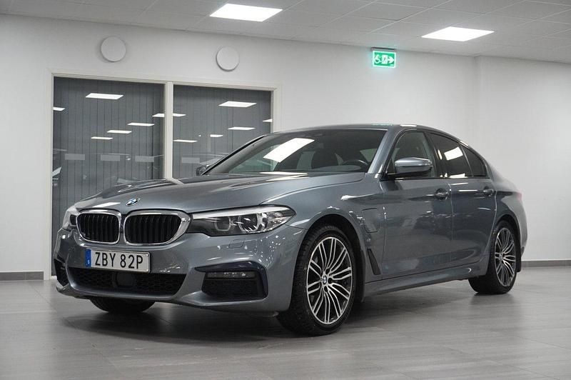 Blå Begagnad 2020 BMW 530e iPerformance Sedan | 329 800 kr (Lite dyr) - Bild 1/4