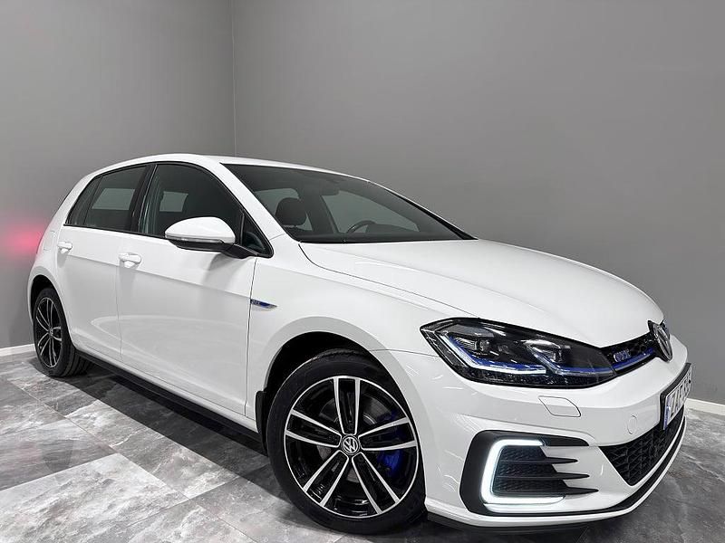 Begagnad VW Golf VII GTE 204 HK (150 kW) 2017 Vit Halvkombi