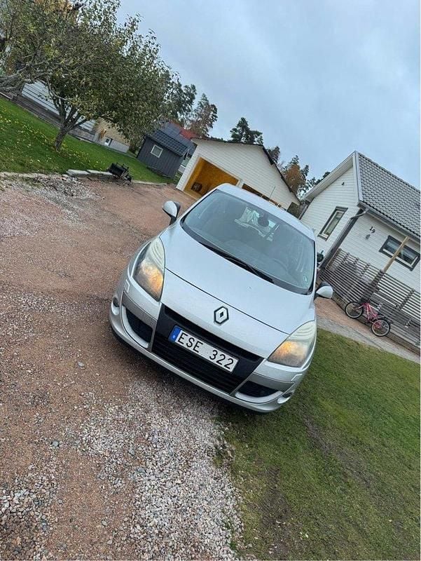 Silver Begagnad 2011 Renault Scénic III Minibuss | 42 000 kr (Bra pris) - Bild 1/4