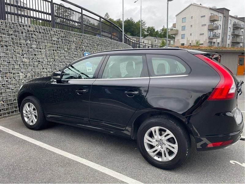 Svart Begagnad 2015 Volvo XC60 Momentum SUV | 160 000 kr (Bra pris) - Bild 1/4