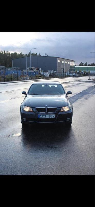 Grå Begagnad 2006 BMW 320 Advantage Sedan | 52 000 kr (Marknadspris) - Bild 1/4