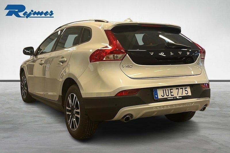 Begagnad Volvo V40 CC Business Edition 150 HK (110 kW) 2018 Bright silver met Kombi