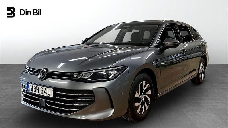 Grå Begagnad 2024 VW Passat Business Kombi | 329 800 kr (Marknadspris) - Bild 1/4