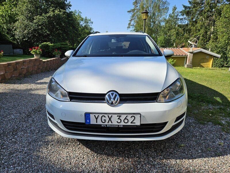 Vit Begagnad 2017 VW Golf VII Kombi | 159 000 kr (Lite dyr) - Bild 1/4