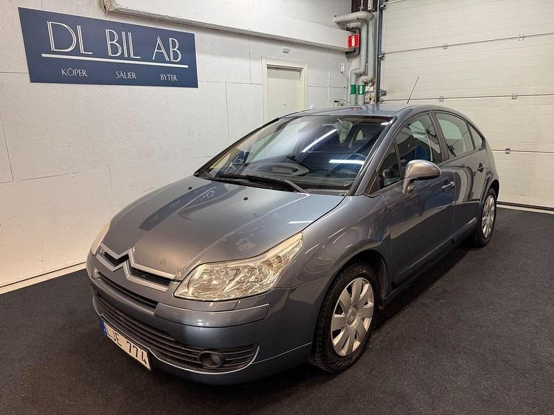 Mörkgrå (grå) Begagnad 2007 Citroën C4 Halvkombi | 29 900 kr (Marknadspris) - Bild 1/4