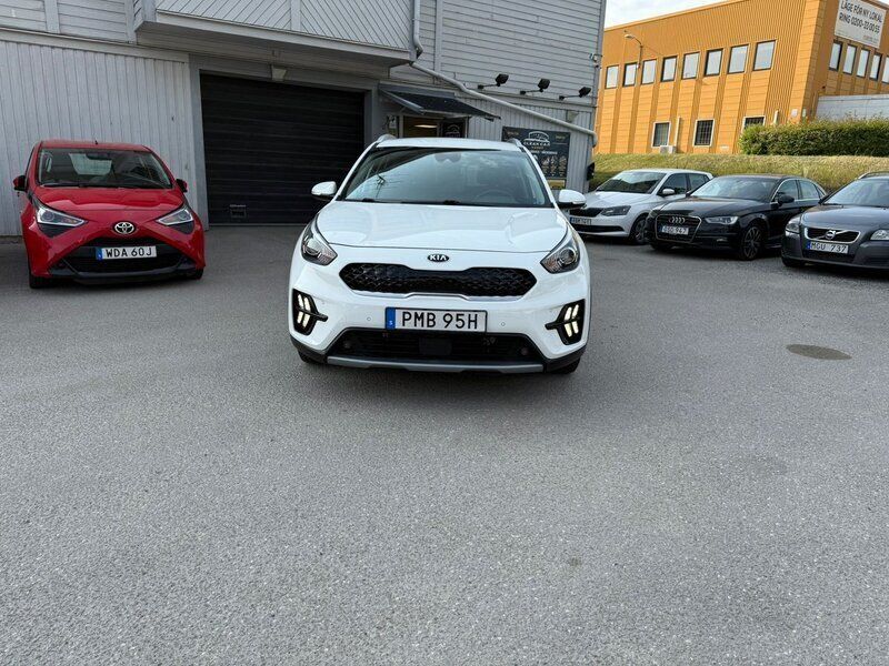Vit Begagnad 2021 Kia Niro Advance SUV | 169 900 kr (Dyr) - Bild 1/4
