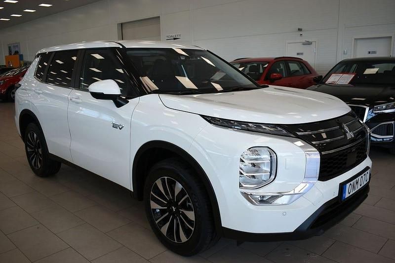 Begagnad Mitsubishi Outlander Invite 136 HK (100 kW) 2025 Vit SUV