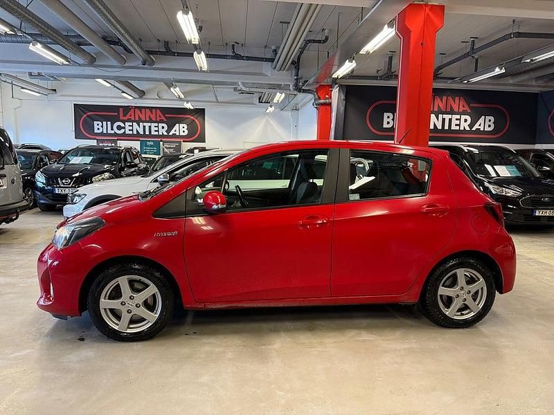 Begagnad Toyota Yaris Hybrid Active 101 HK (74 kW) 2016 Röd Halvkombi