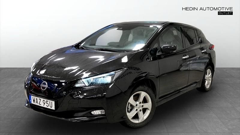 Svart (black) Begagnad 2023 Nissan Leaf Tekna Halvkombi | 252 900 kr (Marknadspris) - Bild 1/4