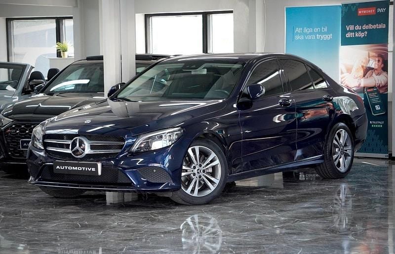 Mörkblå (blå) Begagnad 2019 Mercedes C220 Sedan | 279 900 kr (Bra pris) - Bild 1/4