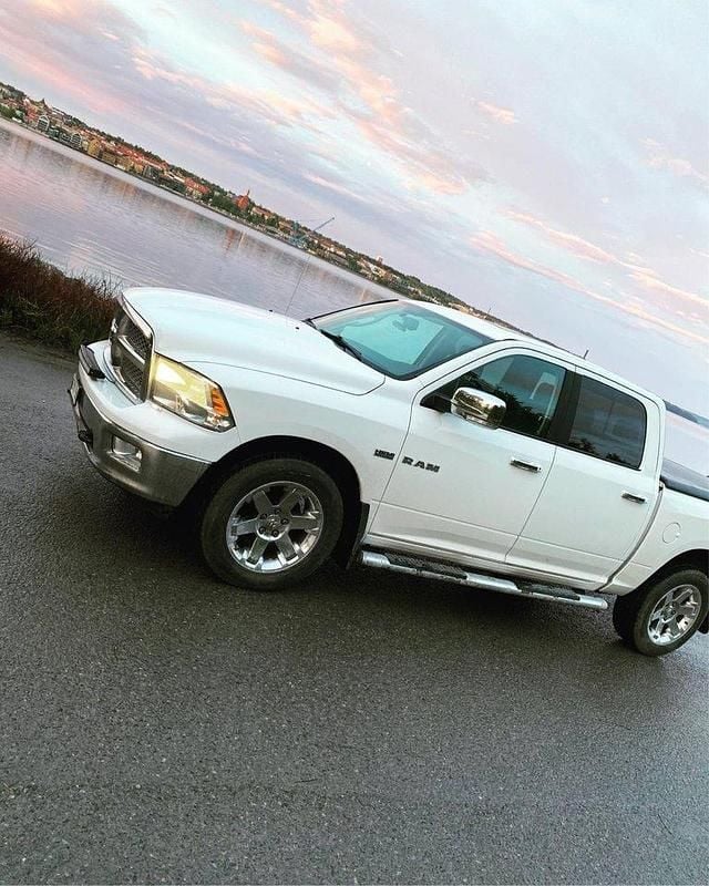 Vit Begagnad 2010 RAM 1500 Pickup | 210 000 kr (Marknadspris) - Bild 1/1