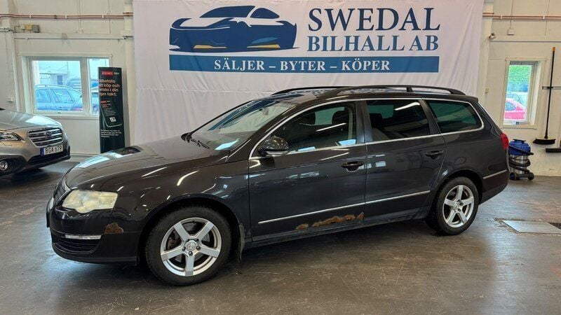 Mörkbrun (brun) Begagnad 2006 VW Passat Comfortline Kombi | 29 800 kr (Marknadspris) - Bild 1/4