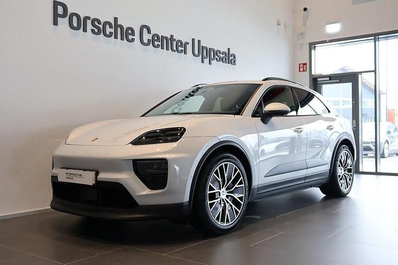 Ljusgrå Begagnad 2025 Porsche Macan 4 Electric SUV | 895 000 kr - Bild 1/4