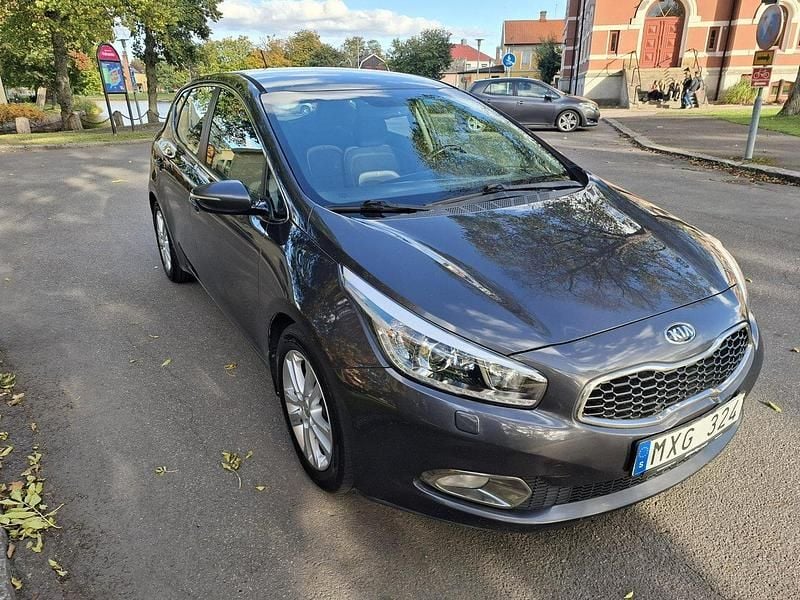 Grå Begagnad 2013 Kia Ceed Comfort Halvkombi | 49 900 kr (Marknadspris) - Bild 1/4