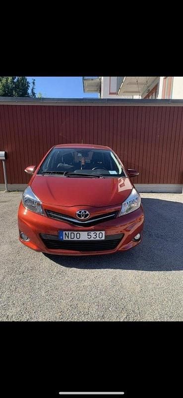 Röd Begagnad 2013 Toyota Yaris Multidrive S Halvkombi | 85 000 kr (Marknadspris) - Bild 1/4