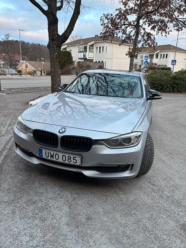 Begagnad 2012 BMW 320 Sedan | 89 000 kr (Marknadspris) - Bild 1/4
