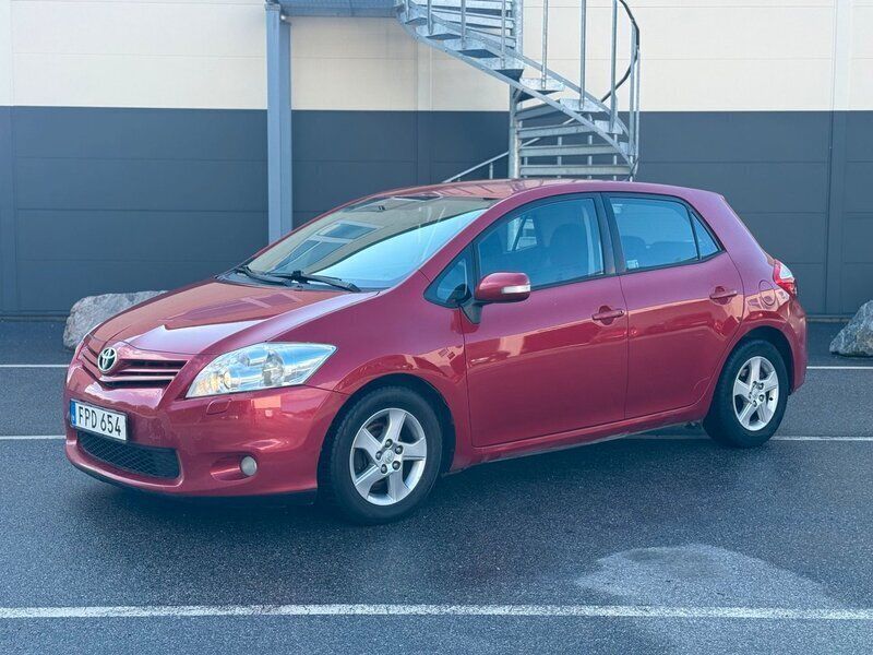 Mörkröd (röd) Begagnad 2011 Toyota Auris Plus Halvkombi | 34 900 kr (Bra pris) - Bild 1/4