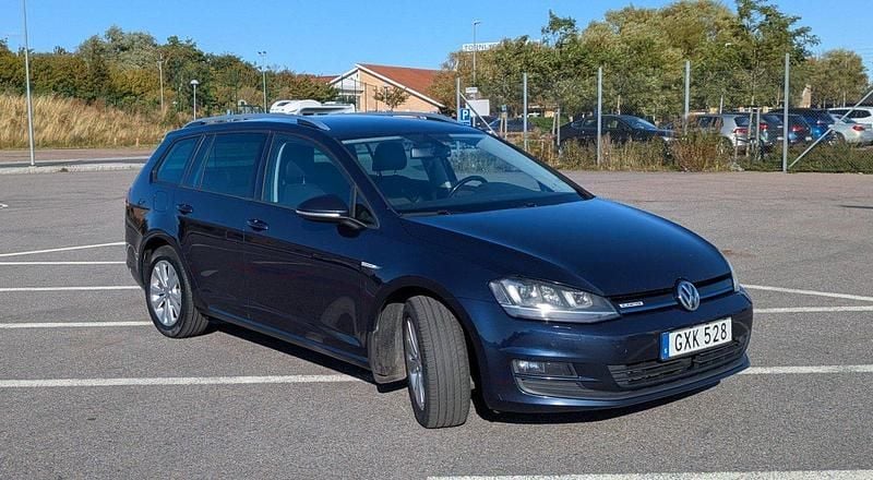 Blå Begagnad 2016 VW Golf VII Kombi | 55 000 kr (Bra pris) - Bild 1/4