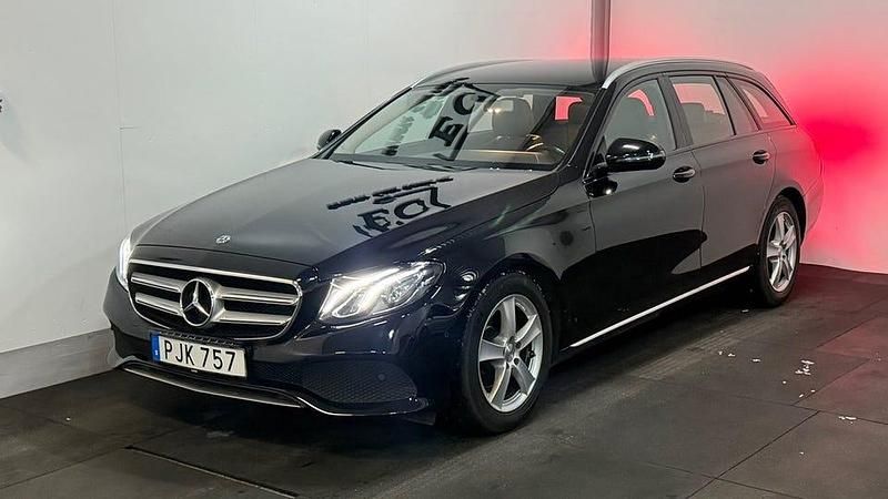 Svart Begagnad 2017 Mercedes E220 Avantgarde Kombi | 184 900 kr (Marknadspris) - Bild 1/4