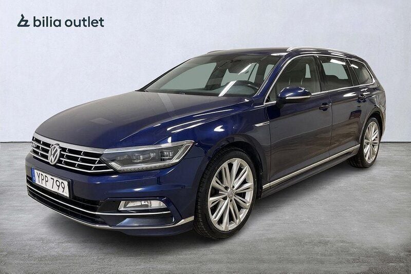 Mörkblå Begagnad 2017 VW Passat R-line Kombi | 239 900 kr (Marknadspris) - Bild 1/4