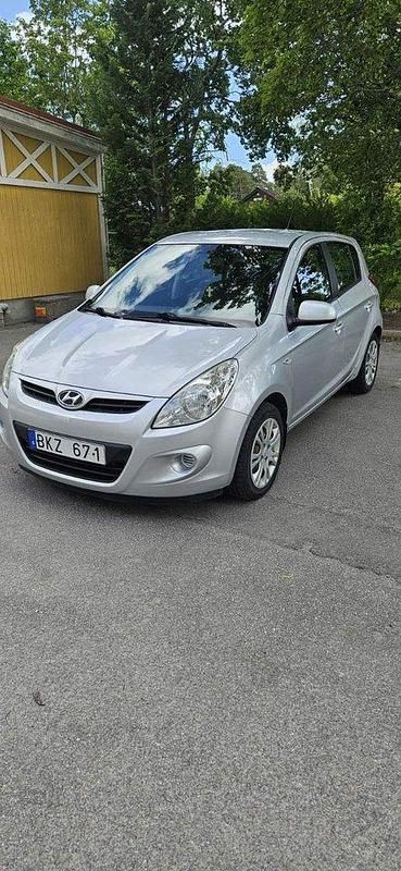 Silver Begagnad 2010 Hyundai i20 Select Halvkombi | 29 900 kr (Bra pris) - Bild 1/4
