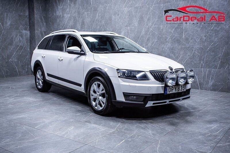 Vit Begagnad 2016 Skoda Octavia Scout Kombi | 144 800 kr (Marknadspris) - Bild 1/4
