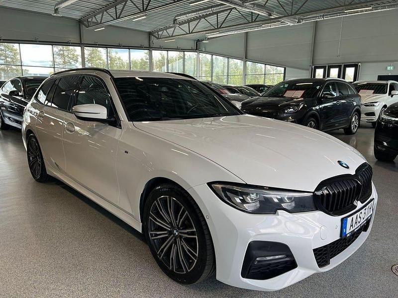 Vit Begagnad 2021 BMW 320 M Sport Kombi | 276 900 kr (Marknadspris) - Bild 1/3