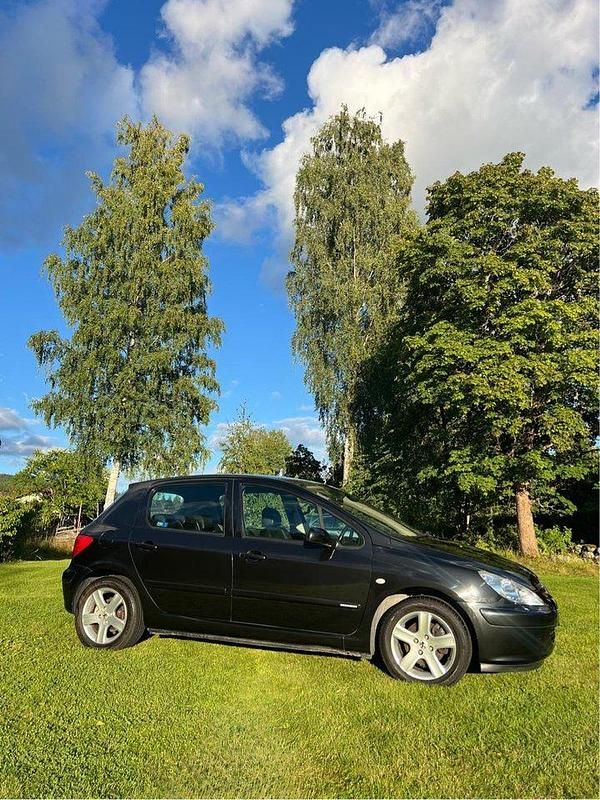 Svart Begagnad 2004 Peugeot 307 Halvkombi | 27 500 kr (Marknadspris) - Bild 1/4