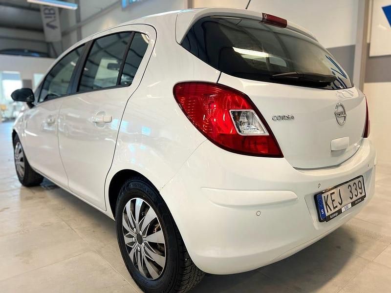 Begagnad Opel Corsa Enjoy 84 HK (61 kW) 2011 Vit Halvkombi