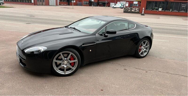 Svart Begagnad 2008 Aston Martin V8 Vantage Sportkupé | 480 000 kr - Bild 1/4
