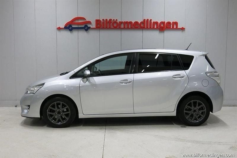 Silver Begagnad 2015 Toyota Verso Edition Minibuss | 114 900 kr (Bra pris) - Bild 1/4
