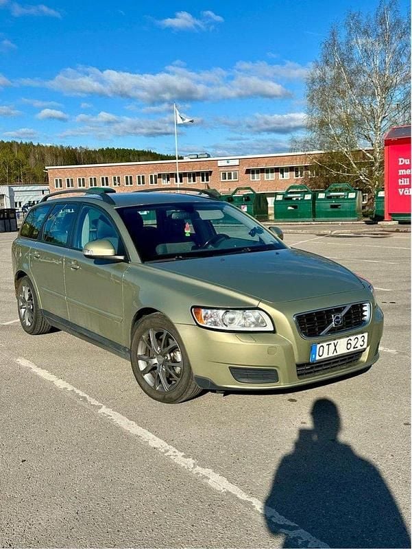 Grön Begagnad 2010 Volvo V50 Kinetic Kombi | 37 000 kr (Marknadspris) - Bild 1/4