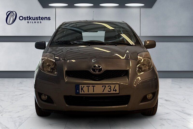 Blå Begagnad 2010 Toyota Yaris Halvkombi | 59 900 kr (Marknadspris) - Bild 1/4