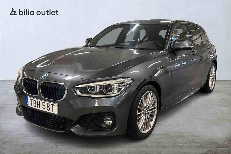 Grå Begagnad 2019 BMW 118 Halvkombi | 164 900 kr - Bild 1/1