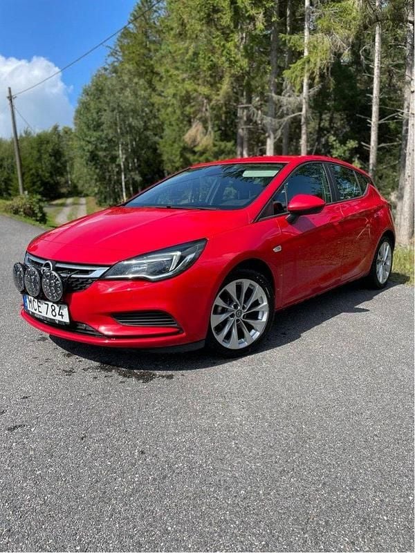 Röd Begagnad 2016 Opel Astra Halvkombi | 110 000 kr (Marknadspris) - Bild 1/4